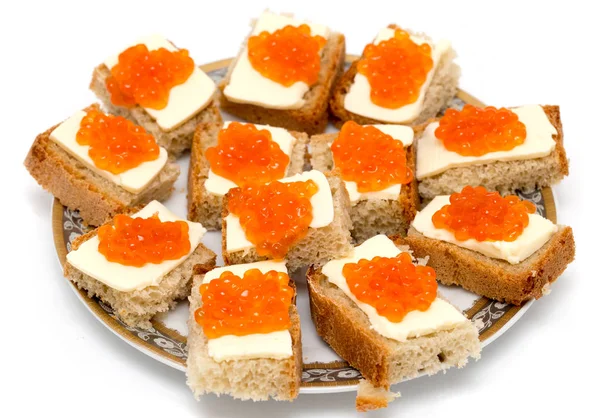 Sanduíches de caviar vermelho no fundo branco — Fotografia de Stock