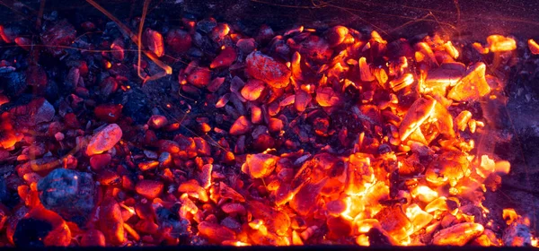 Queima de carvão vegetal como fundo — Fotografia de Stock