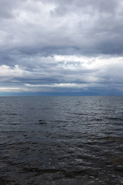 Bewolkt weer op zee als achtergrond — Stockfoto