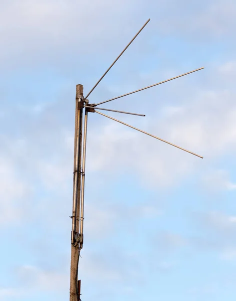 Anten arka plan mavi gökyüzünde — Stok fotoğraf