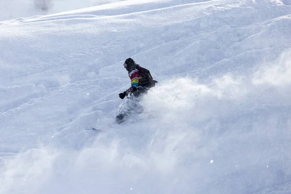 Homem snowboard na neve — Fotografia de Stock