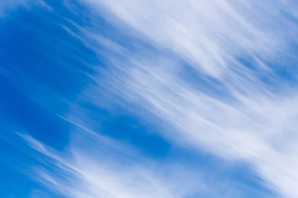 Moln i den blå himlen som bakgrund — Stockfoto