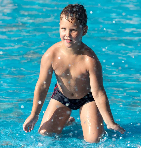 물 공원에서 물을 튀기며 수영하는 소년 — 스톡 사진
