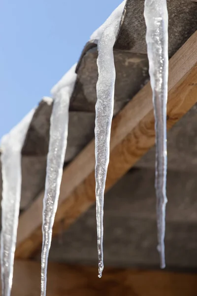 Eiszapfen vom Dach des Hauses — Stockfoto