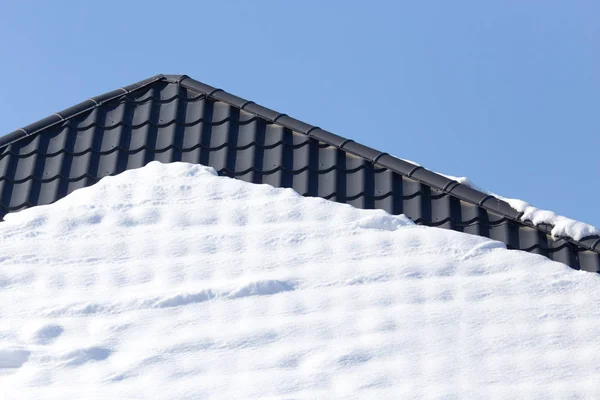 屋顶上的雪 — 图库照片