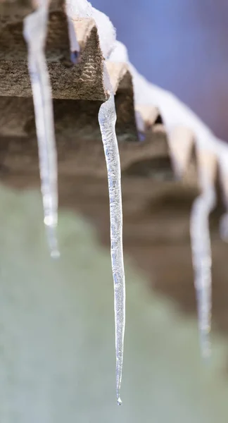 Icicles desde el techo de la casa —  Fotos de Stock