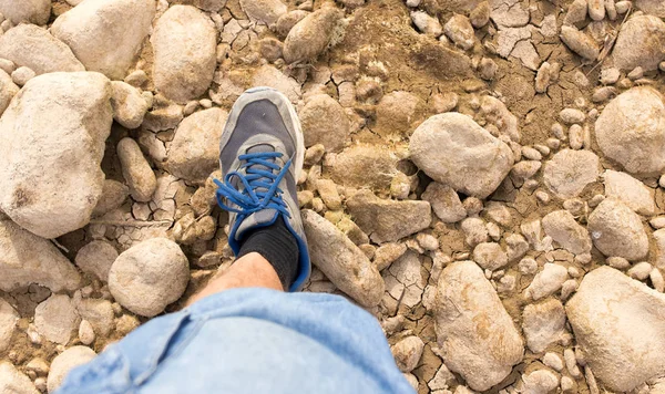石の地面に足男 — ストック写真