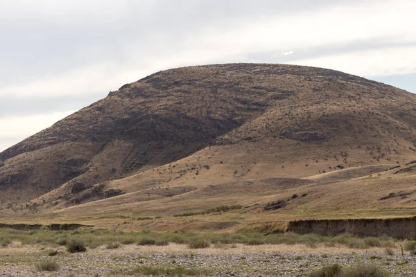 Rocky mountains in de natuur — Stockfoto