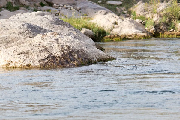 Río de montaña con piedras —  Fotos de Stock