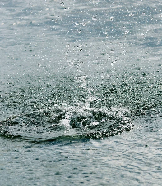 Water spatten van een steen in de rivier — Stockfoto