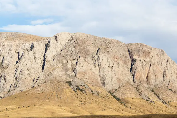 Montañas rocosas en la naturaleza — Foto de Stock