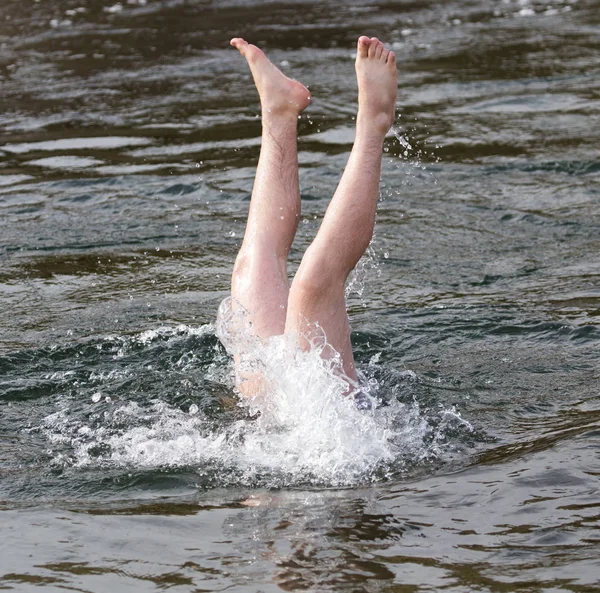 Pernas masculinas debaixo de água — Fotografia de Stock