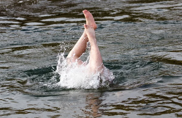 Mannelijke benen onder water — Stockfoto