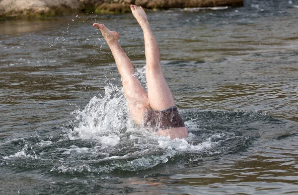 Mannelijke benen onder water — Stockfoto