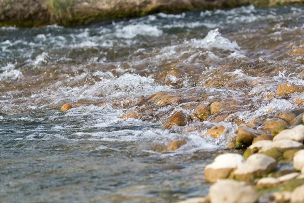 Stenen in de rivier als achtergrond — Stockfoto
