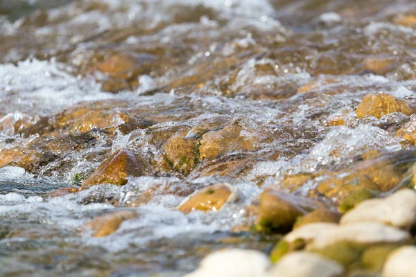 Stenen in de rivier als achtergrond — Stockfoto