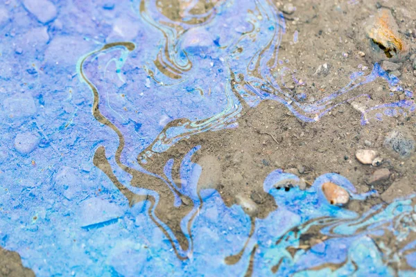 Spuren von Benzin auf dem Wasser — Stockfoto