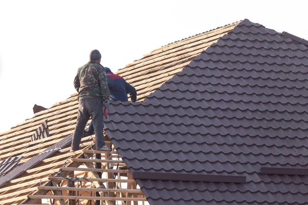 Travailleurs travaillant sur le toit — Photo