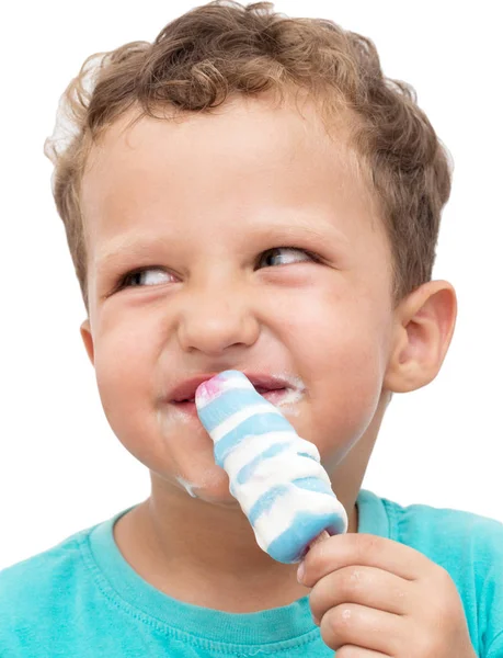 Garçon manger de la crème glacée sur un fond blanc — Photo