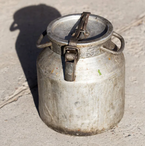 Grote oude metalen pot — Stockfoto