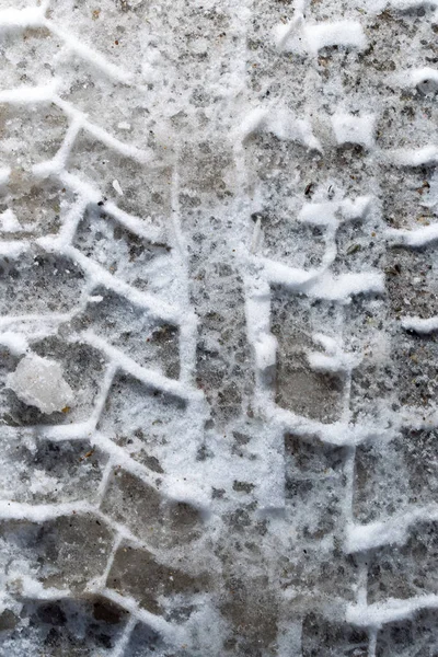 Spår av bilen i snön som bakgrund — Stockfoto