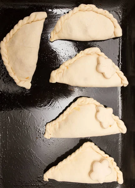 Кондитерские пироги на хлебном листе — стоковое фото