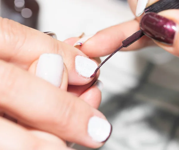 Profesjonalny manicure w salonie piękności — Zdjęcie stockowe