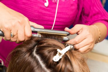 Bir güzellik salonunda saç şekillendirici