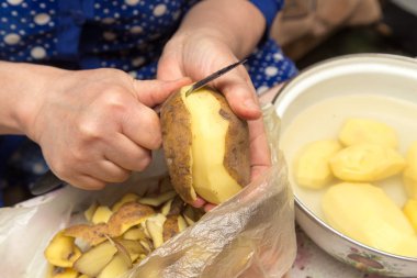 Şef peeling patates