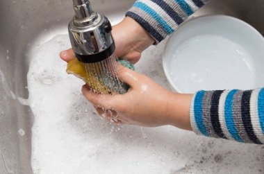 Mutfakta bulaşık çocuk