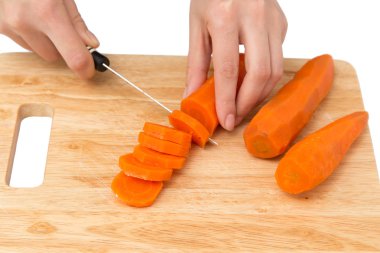 Beyaz bir arka plan üzerinde kesim havuç yemek