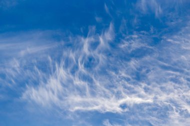 Arka planda mavi gökyüzündeki bulutlar