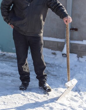 İşçi kar küreği temizler