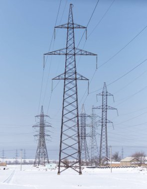 Kışın karda elektrik direği