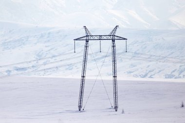 Kışın karda elektrik direği