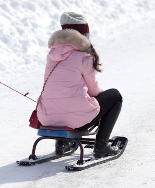 Kışın bir roller coaster binmek çocuk