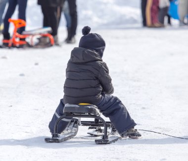 Kışın bir roller coaster binmek çocuk