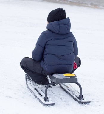 Kışın bir roller coaster binmek çocuk