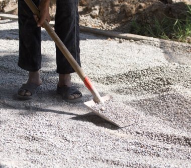 Yol inşaat alanı üzerinde kürek