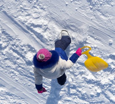 Kışın bir roller coaster binmek çocuk