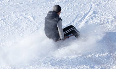 tepeler kızaklarımız üzerinde sürme adam