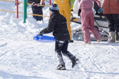 Kışın bir roller coaster binmek çocuk
