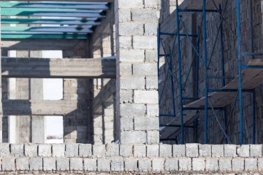 arka plan olarak yeni inşa edilmiş bir ev tuğla