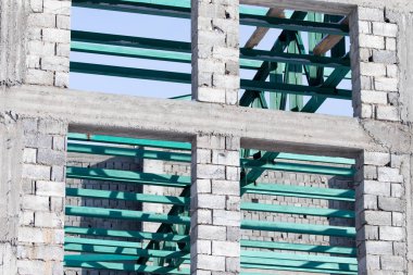 arka plan olarak yeni inşa edilmiş bir ev tuğla