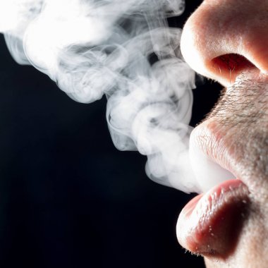 ağzından dışarı sigara dumanı