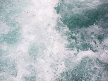 Nehirdeki dalgalı su bir zemin gibi