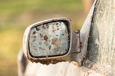 Araba ayna üzerinde kir