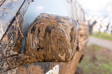 Araba ayna üzerinde kir