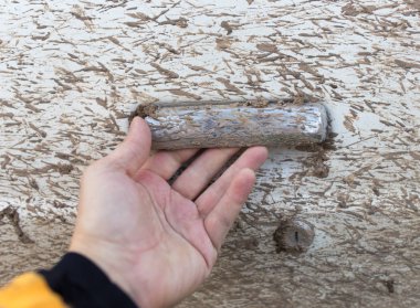 kirli bir araba kapıda el