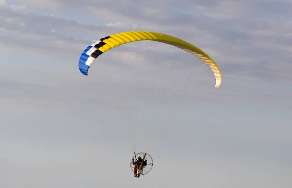 Parachute sportif extrême dans le ciel — Photo
